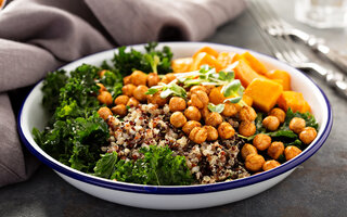 Salada de quinoa e grão de bico