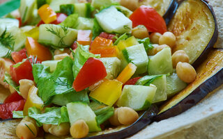 Salada de pepino, berinjela e grão de bico