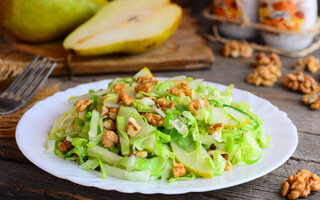 Salada doce de pera, abacate, nozes e alface