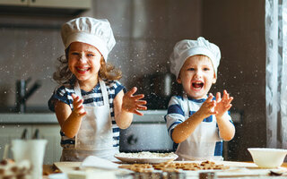 Crianças fazendo pão