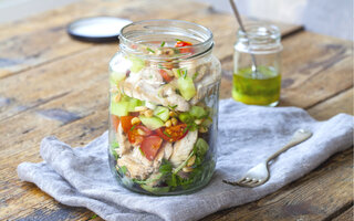 Salada de grão-de-bico e frango no pote