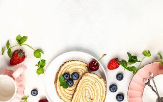 Bolo de rolo com recheio de goiaba e vinho