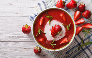 Sopa de frutas vermelhas ao vinho tinto