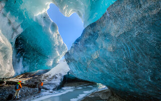 Explore geleiras e icebergs na Islândia