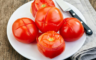 Como descascar tomate