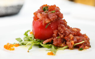 Tomate recheado de atum tartar