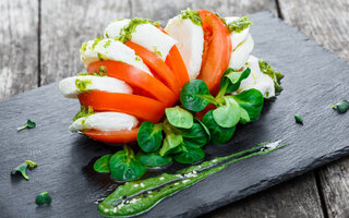 Salada caprese no tomate