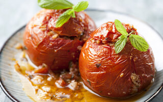 Tomate assado e recheado de carne moída