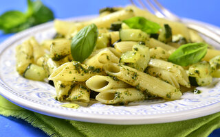 Penne com molho de abobrinha