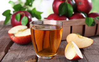 Suco de maçã, gengibre e chá branco