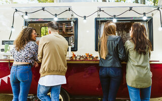 COMER EM UM FOOD TRUCK