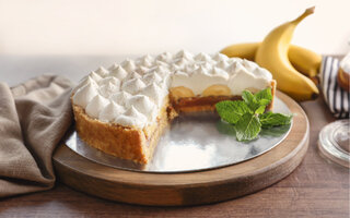 Torta de banana com chantilly