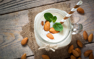 Milk-shake de baunilha com leite de amêndoas