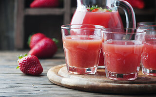 Suco com água de coco, morango e amora