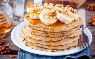 Panqueca de banana com pasta de amendoim