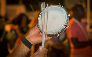 CURTIR UM ENSAIO DE CARNAVAL NA QUADRA DA ROSAS DE OURO