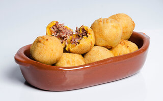 Bolinho de mandioca com carne seca