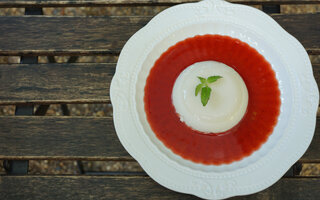 Panna cota com calda de goiaba