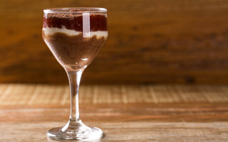 Mousse de chocolate, chocolate branco e goiaba