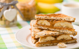 Sanduíche de banana e pasta de amendoim