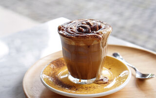 Café cremoso com doce de leite e paçoca