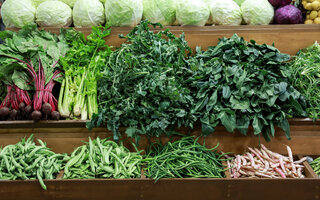 Compre verduras em hortas ou na feira