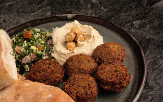 Falafel com molho de tahine