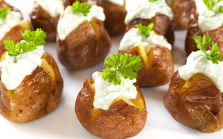 Mini baked potato com catupiry