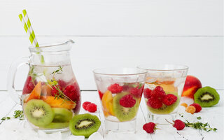 Água de coco com morango, kiwi, melancia e hortelã