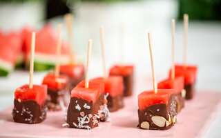 Espetinhos de melancia com chocolate e amêndoas