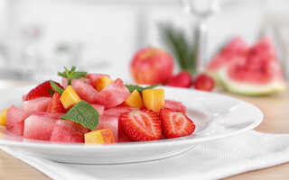 Salada de fruta com calda de melancia