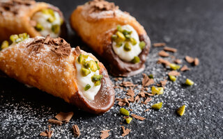 Cannoli de creme e pistache