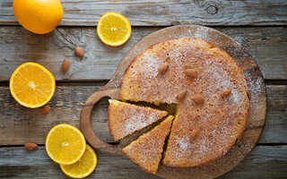 Bolo de laranja com calda de cachaça