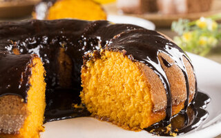 Bolo de cenoura com cobertura de chocolate