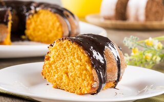 Bolo de cenoura com cobertura de chocolate