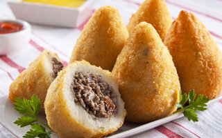 COXINHA CROCANTE DE CARNE MOÍDA