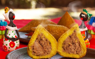 COXINHA DE MANDIOCA COM CARNE LOUCA