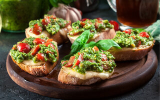 Bruschetta caprese ao molho pesto