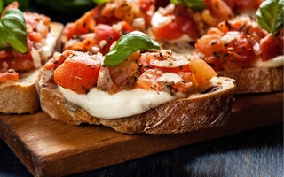 Bruschetta de mussarela de búfala com tomate