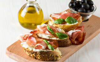 Bruschetta de queijo brie com presunto de parma