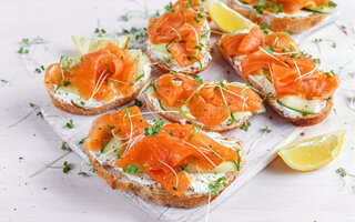 Bruschetta de salmão defumado com cream cheese e dill