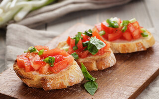 Bruschetta de tomate ao manjericão (clássica)