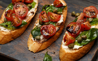 Bruschetta de tomate com balsâmico