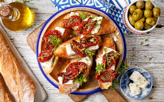 Bruschetta de tomate seco com queijo branco