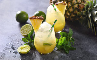 Caipirinha de abacaxi com hortelã