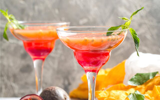 Caipirinha de maracujá com morango