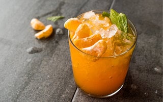 Caipirinha de tangerina com pimenta dedo de moça