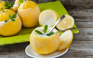 Sorbet de limão siciliano calda de frutas vermelhas