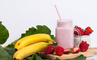 Vitamina hipercalórica de banana e morango