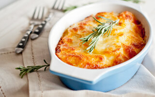 Gratinado de mandioca com carne moída